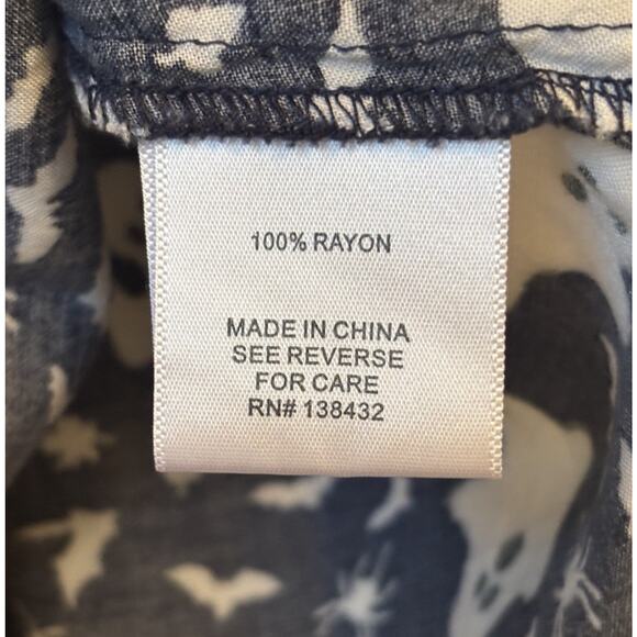 ModCloth Women’s Halloween Print Sleeveless Blouse Top Sz L Ghosts Bats Spiders - Picture 8 of 8